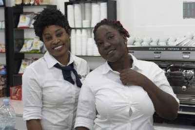 Nel rione pi� "nero" di Bari, un locale gestito solo da donne di colore: � il "Black bar"